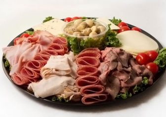Красивая мясная нарезка на праздничный стол - фото идеи, оформление ...