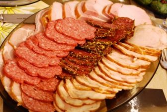 Красивая мясная нарезка на праздничный стол - фото идеи, оформление ...