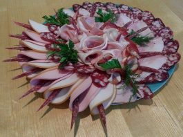 Красивая мясная нарезка на праздничный стол - фото идеи, оформление ...