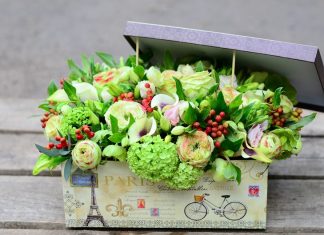 Модный флористический тренд: цветы в коробке своими руками