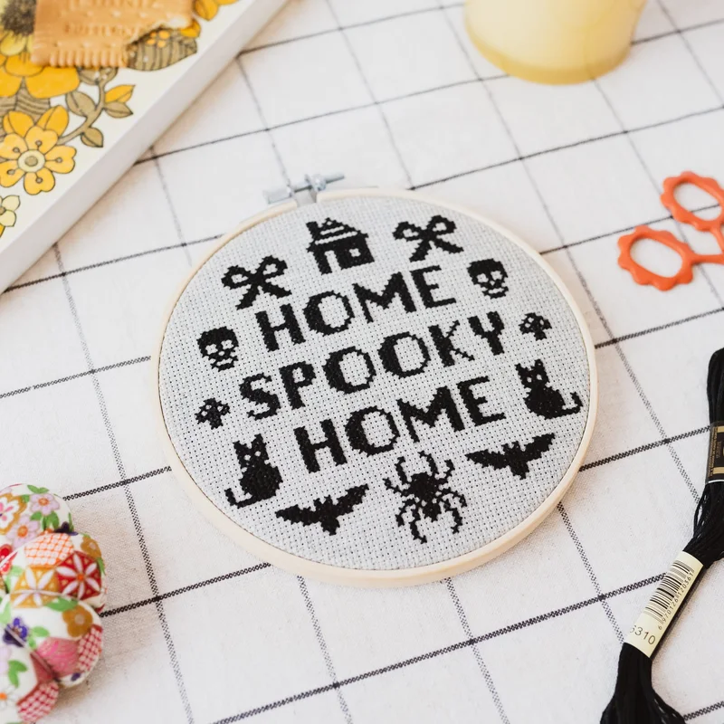 Вышивка крестиком в пяльцах: надпись Home Spooky Home с котами и летучими мышами
