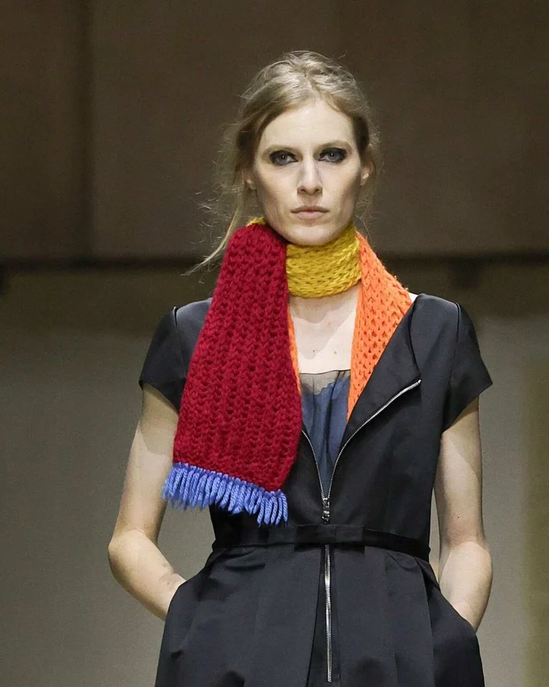 Красный вязаный шарф и желтый вязаный воротник с черным платьем, Prada