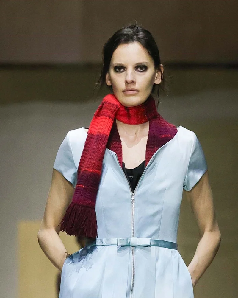 Красно-бордовый вязаный шарф поверх голубого платья, Prada